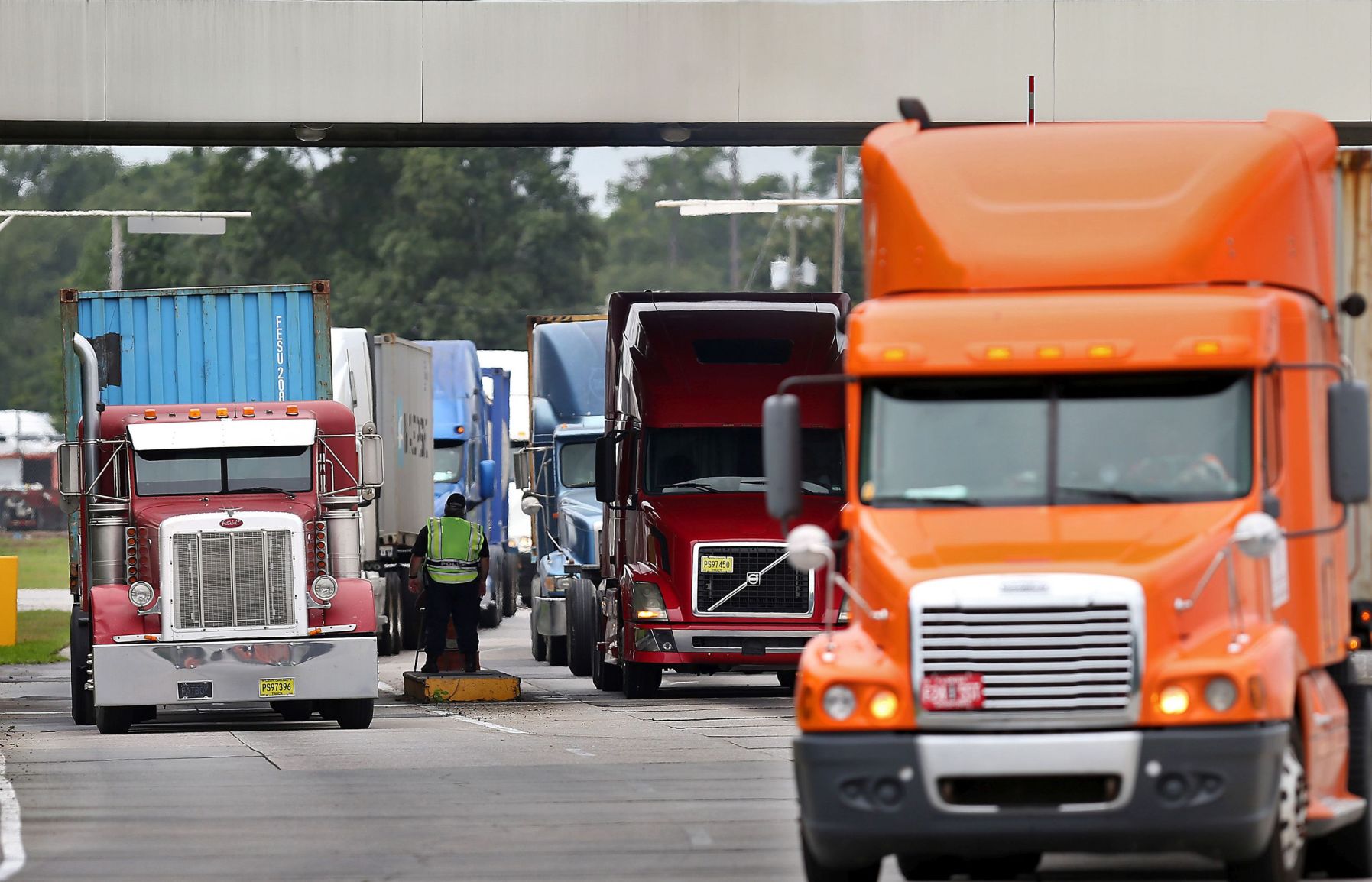 ROAD WOES Growing congestion threatens to choke port traffic, commerce (copy) (copy)